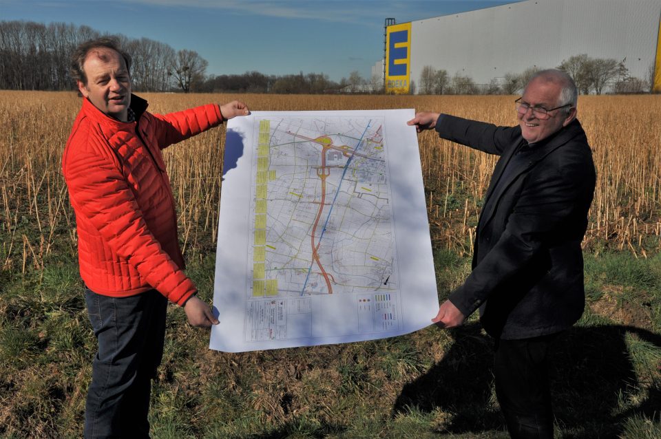 Arnd Hilwig und Heinrich Saarbeck auf der geplanten Trasse der A 445 Höhe der Anschlussstelle Im Sutenkamp
