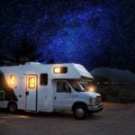 Wohnmobil bei Nacht