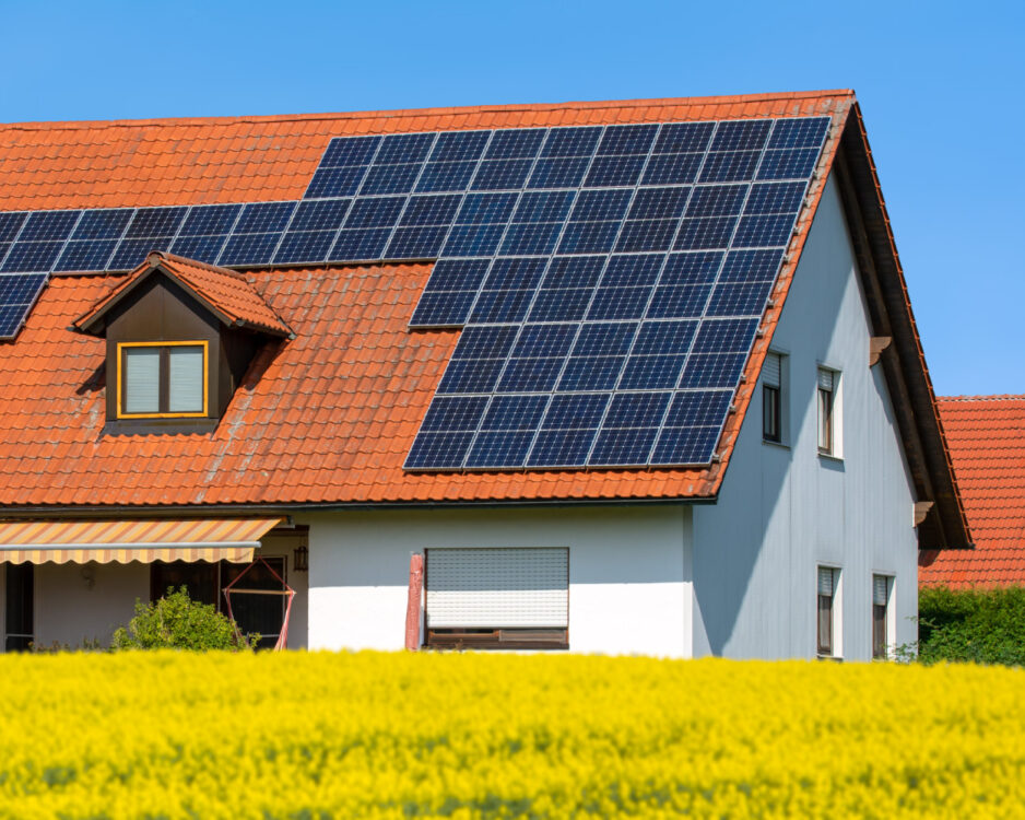 Haus im Grünen, Fokus auf dem Dach mit Großer Solaranlage