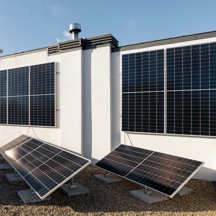 Photovoltaik Module an einer senkrechten Wand