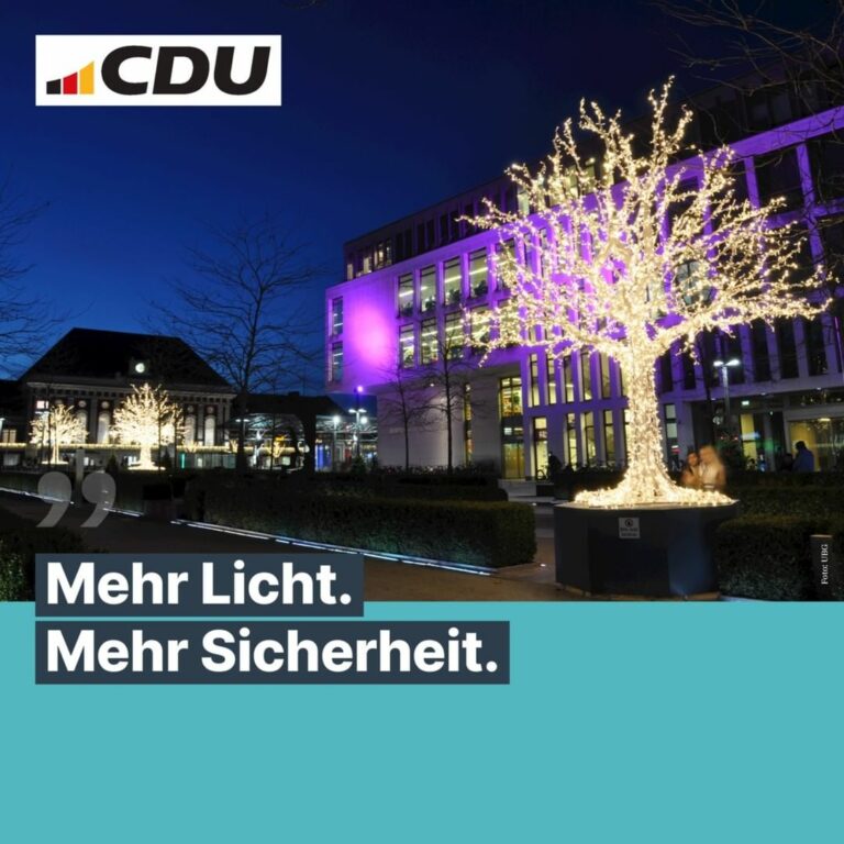 Fot in der Nacht vom Heinrich von Kleist Forum und dem Platz der Deutschen Einheit mit Lichterketten dekorierten Bäume die den Platz erhellen,