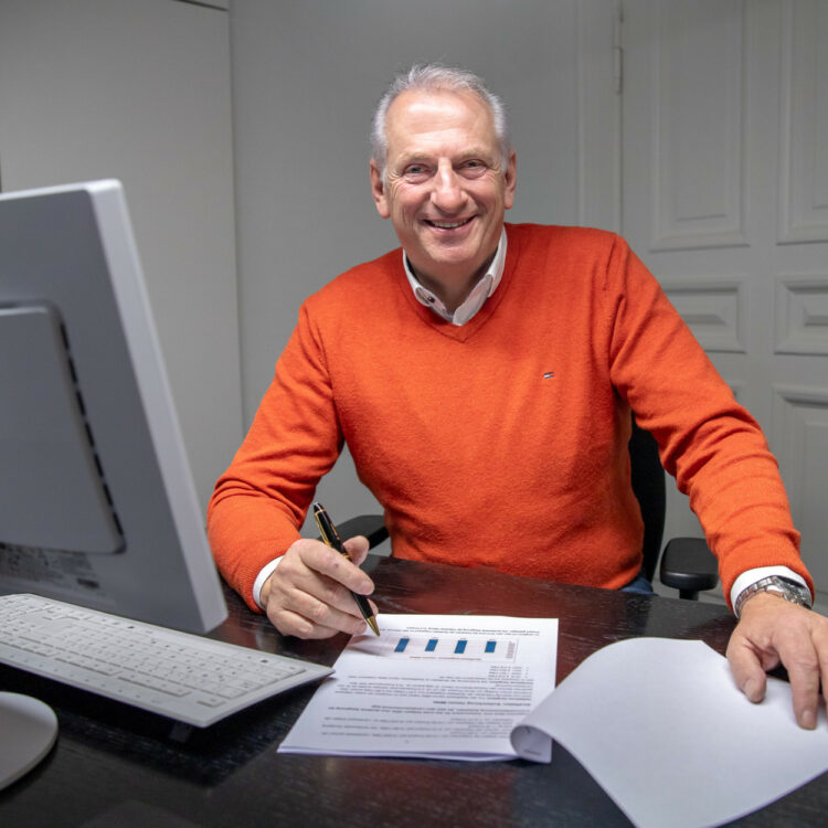 Der Fraktionsvorsittzende Ralf Steinhaus erarbeitet geraqde den Text für den Antrag Sicherheitskonzept für Hamm Mitte entwickeln